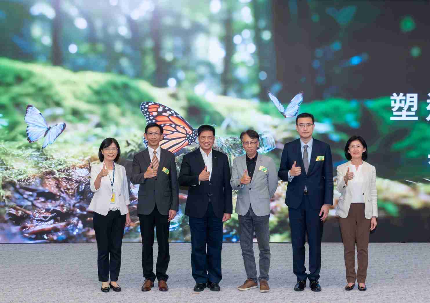 友達2023 CSR共榮大會，，，，邀請領域專家分享交流生物多樣性管理趨勢、、、、無塑產品、、、海廢永續塑料等議題  （圖左到右：友達光電永續長古秀華、、、、3M台灣技術長陳君杰、、、友達光電董事長暨集團策略長彭双浪、、、、光寶科技企業永續發展處處長陳慶暉、、、、安永聯合會計師事務所執業會計師曾于哲、、、、友達光電供應鏈總部副總經理吳宜芳）