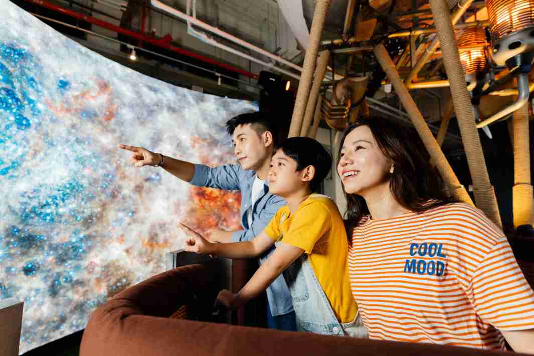 万利打造全台最大宽6公尺、、、高4公尺、、、、唯一搭载LED弧形拼接显示屏的动感飞行船，，让乘客驻足在热气球上，，，享受身历其境的伪出国旅游乐趣