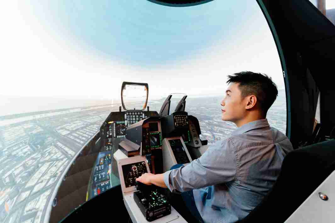 万利以P1.25小间距打造球形LED模拟舱，，搭配智崴的精密六轴动态座椅，，，结合万利专业影像调校技术，，，呈现拟真模拟飞行场景