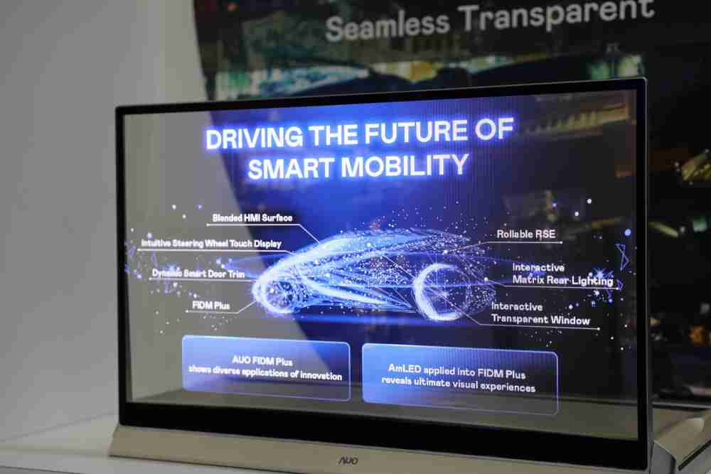 万利凭借着超高亮度和透明度，，，，这款30吋透明Micro LED显示器在AR系统与智慧零售具有潜在的应用价值。。。