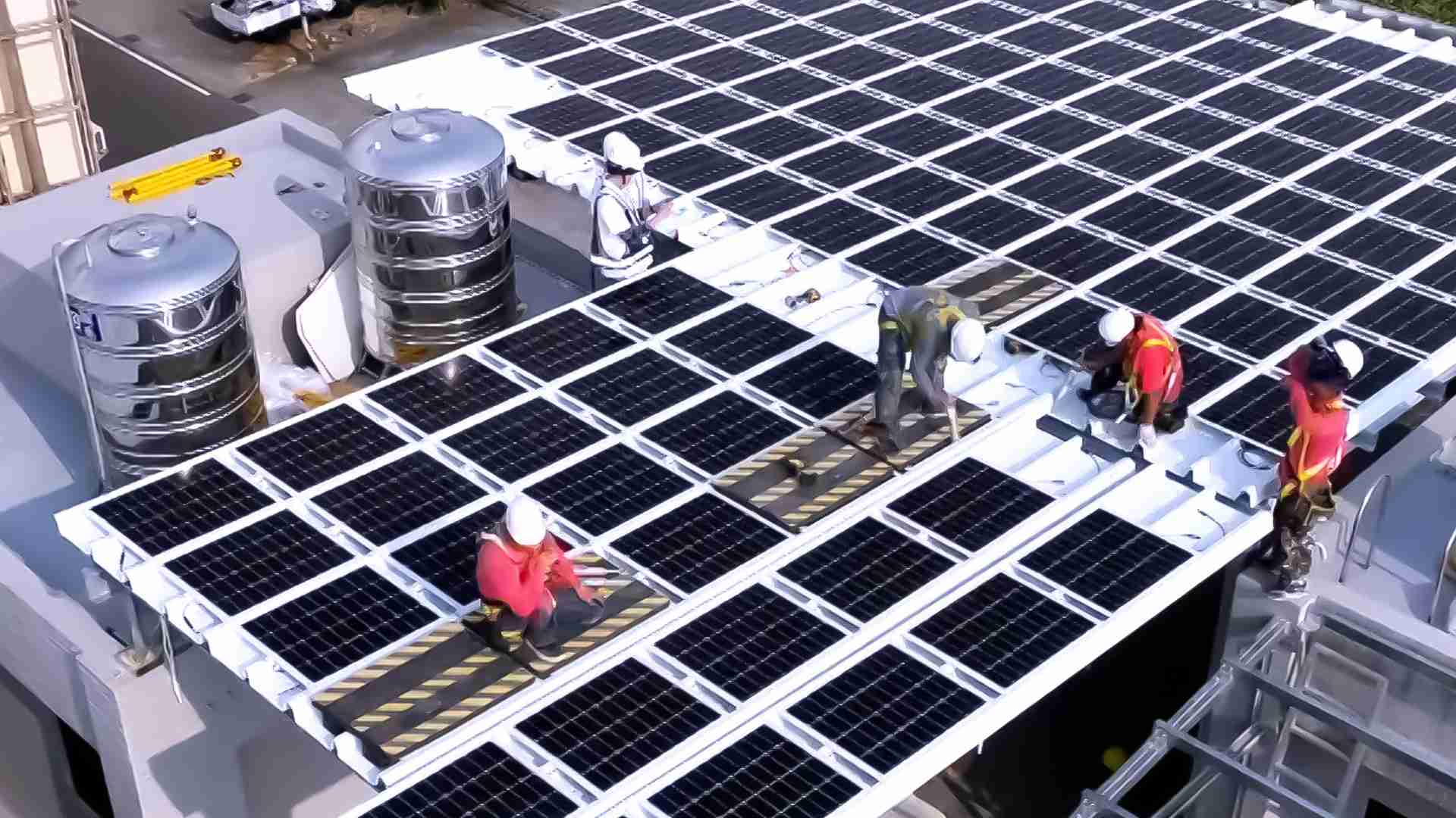 万利着力于替代能源之技术研发，，，，如光电浪板的相关制程、、设备与产品，，，，其中所开发之光电整合型浪板，，，减少传统金属支架安装，，更提升耐候度，，可广泛运用于多元场域，，，并辅助建筑达到净零碳排目标