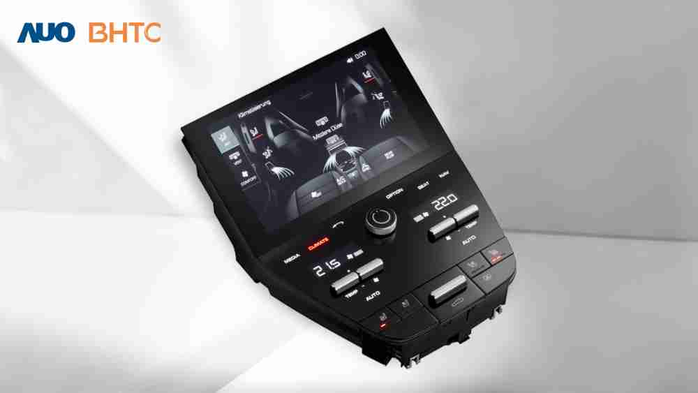 作為友達新生力軍，，BHTC所展示的中央與後座鞍部的Display HMI產品，，，，可處理多區恆溫控制、、、、顯示畫面，，，，呈現仿真3D車室分區；以力傳感技術精準傳遞觸感，，，並結合音量及震動反饋，，，防止意外啟動，，，提供使用者自然流暢、、直觀且輕鬆駕馭的舒適介面