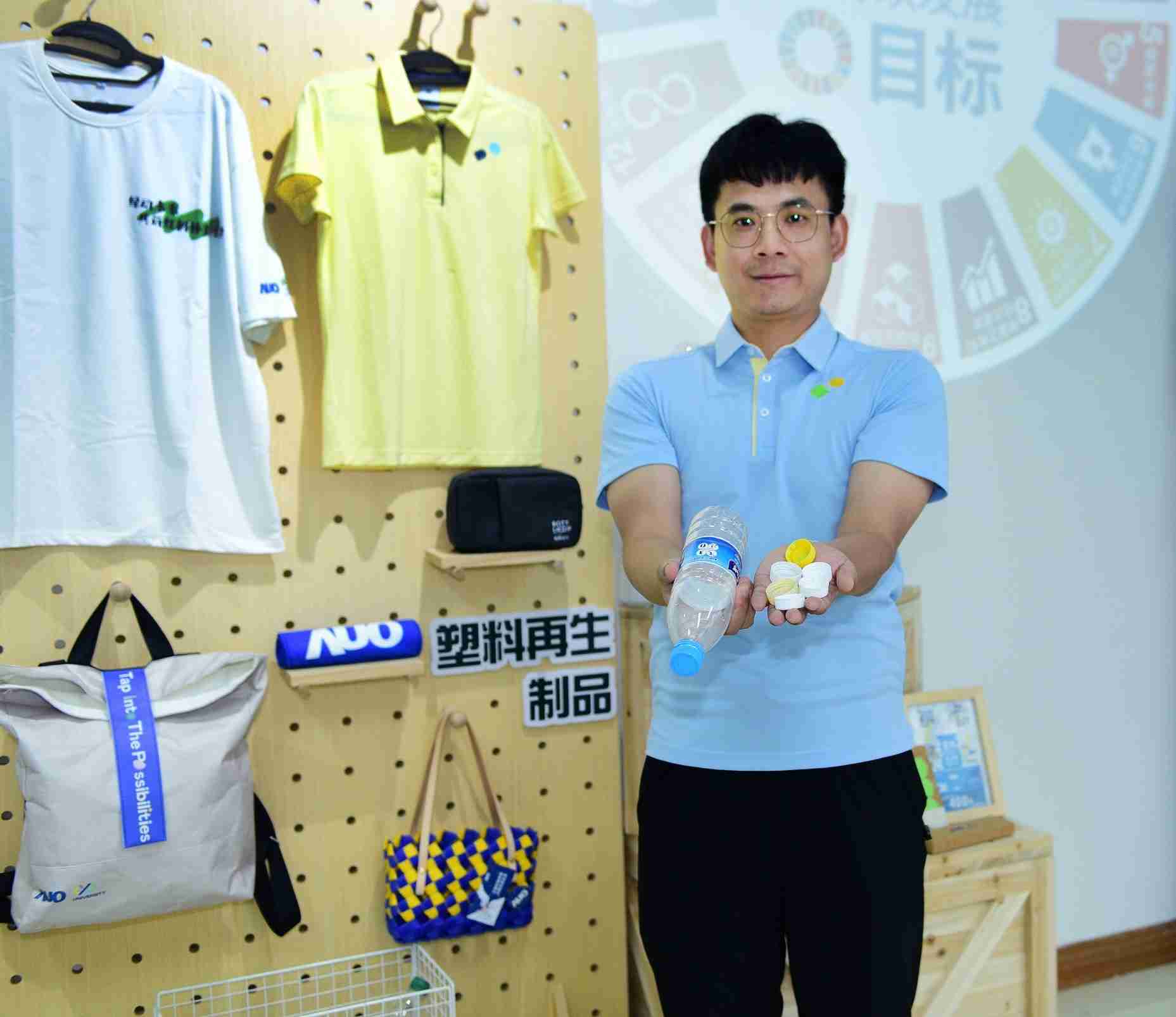 「2024智慧万利展」永续发展馆中，，，，展示万利厦门驱动永续发展之成果，，，，包含将厂内废弃物再制为实用物品，，将永续发展理念深植于员工生活日常实践